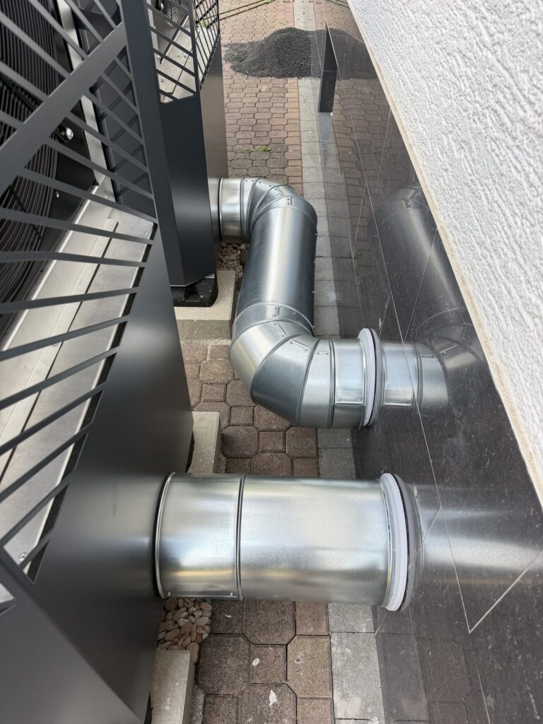 Luftführung der Wärmepumpen-Kaskade entlang der Hausfassade
