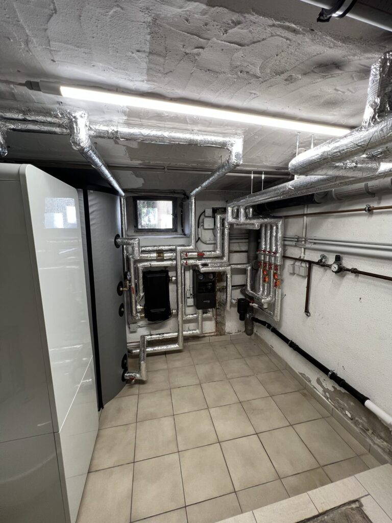 Heizungsraum mit Pufferspeicher und Warmwasser-Wärmepumpenspeicher