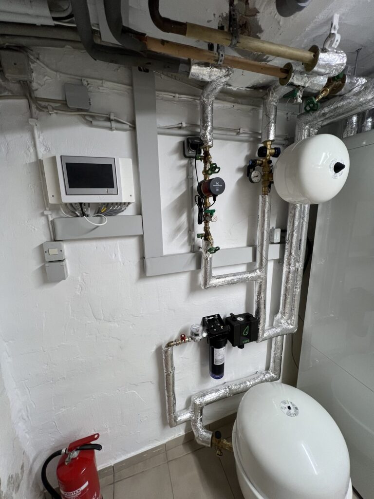 Hydraulische Einbindung und Regelung der LAMBDA EU20L Wärmepumpe