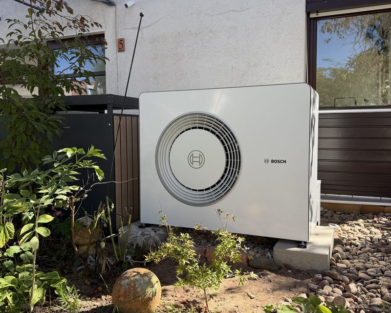 Bosch CS6800i Wärmepumpe als Außeneinheit an einem dreigeschossigen Einfamilienhaus