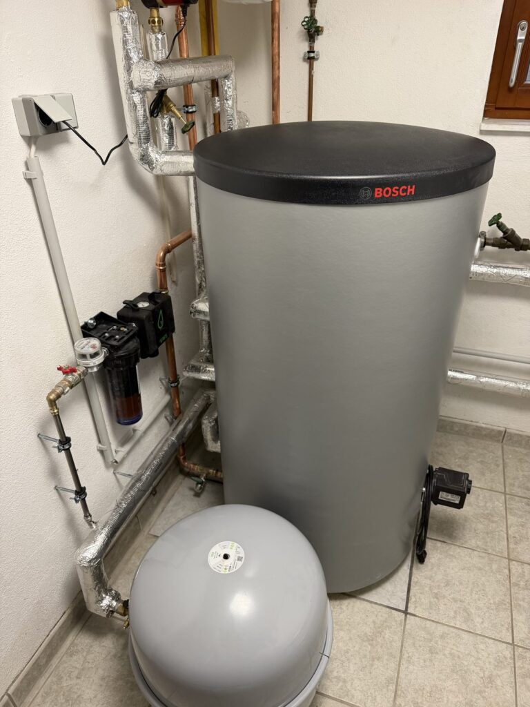 Separater Wärmepumpen-Warmwasserspeicher von Bosch mit Ausdehnungsgefäß