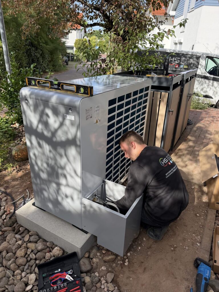 Montage der Bosch CS6800i Außeneinheit durch das Team von HS Heating Solutions